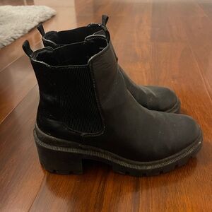 Universal Thread black Chelsea boots heeled